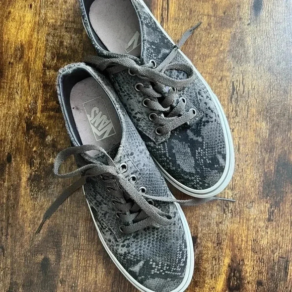 VANS | women’s suede snakeskin lace up classic sneakers. Size: 8 - Picture 2 of 11